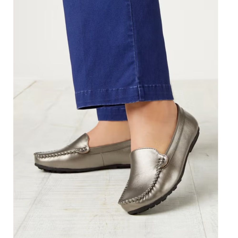 ComfortView “Milena” slip on metallic silver moccasin comfort shoe 9.5 wide